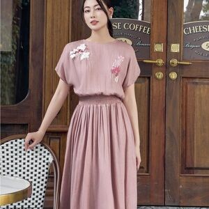 Chic Mauve Floral Midi Dress